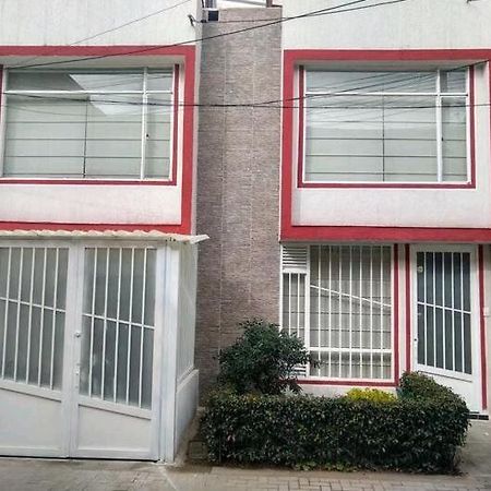 Alojamiento "Como En Casa" Cerca Al Aeropuerto!! Bogotá Eksteriør billede
