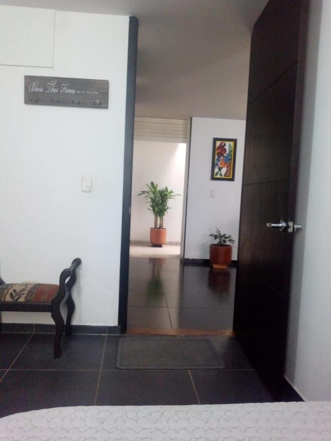 Alojamiento "Como En Casa" Cerca Al Aeropuerto!! Bogotá Eksteriør billede