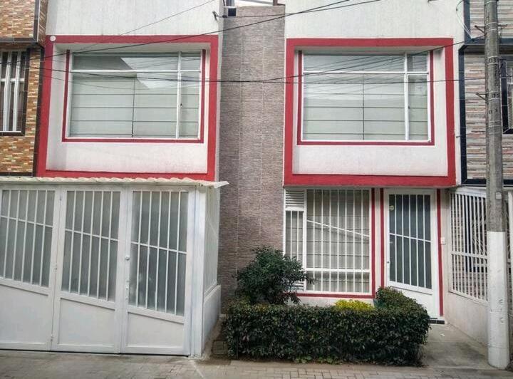 Alojamiento "Como En Casa" Cerca Al Aeropuerto!! Bogotá Eksteriør billede